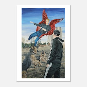 Puede incluir: Una impresión de una pintura que representa una figura con alas rojas y una corona dorada, flotando sobre dos pastores alemanes. Otra figura con un chándal negro está en primer plano. El fondo muestra un parque y edificios.