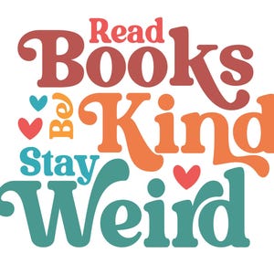 Peut inclure: Graphique coloré avec les mots "Read Books Be Kind Stay Weird" dans une police rétro. Le texte est disposé en couches avec des cœurs et un fond blanc. La palette de couleurs comprend le rouge, l'orange, le sarcelle et le jaune.