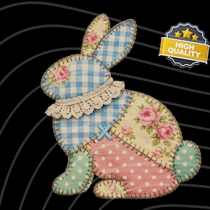 Peut inclure: Décoration de lapin patchwork avec différents tissus. Le lapin présente des motifs vichy bleus, floraux et à pois. Il a un col en dentelle et un détail de point de croix bleu. Un badge "HIGH QUALITY" doré est dans le coin supérieur droit.