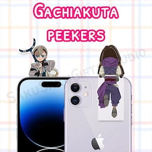Könnte beinhalten: Zwei Gachiakuta-Peeker-Aufkleber auf Smartphones. Ein Aufkleber zeigt eine Figur mit hellem Haar, die ein blaues Werkzeug hält, der andere eine Figur mit dunklem Haar in violetter Kleidung von hinten. Der Text lautet GACHIAKUTA PEEKERS.