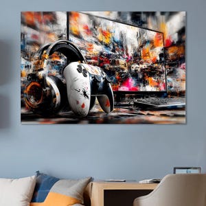 Puede incluir: Pintura abstracta de equipos de juego. Un mando en blanco y negro con salpicaduras de pintura descansa junto a unos auriculares. Un monitor de ordenador y un teclado están en el fondo, con un paisaje urbano abstracto y colorido.