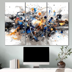 Könnte beinhalten: Abstraktes Kunst-Triptychon mit einer dynamischen Komposition aus wirbelnden Linien und Spritzern. Das Kunstwerk verwendet eine Palette aus Blau, Orange, Schwarz und Grau vor einem weißen Hintergrund. Das Werk erzeugt ein Gefühl von Energie und Bewegung, passend für moderne Dekoration.
