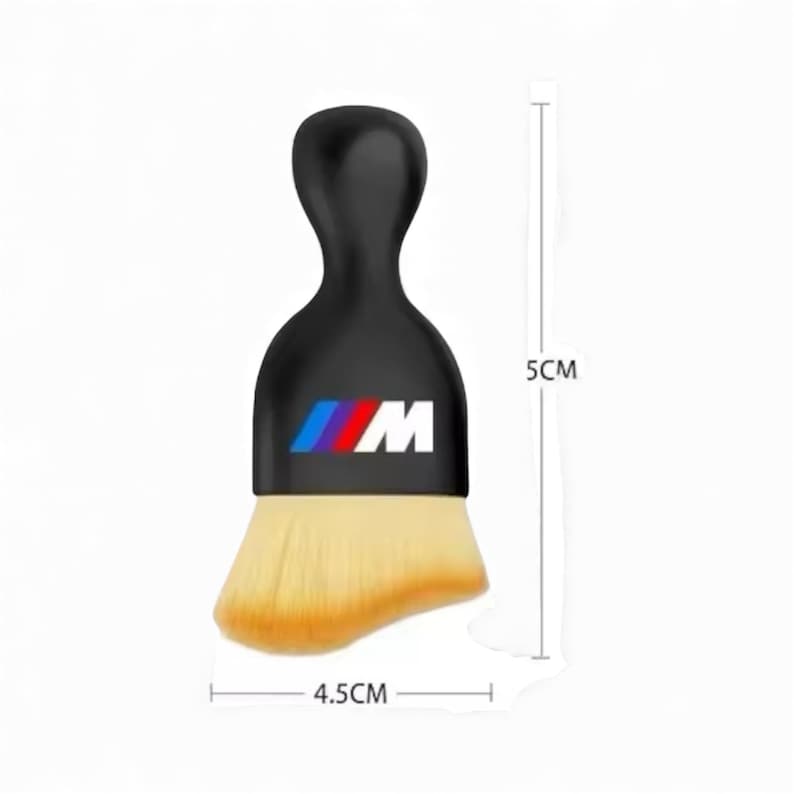K&ouml;nnte beinhalten: Eine schwarze B&uuml;rste mit Griff und weichem, hellfarbenem B&uuml;rstenkopf. Die B&uuml;rste hat ein BMW-Logo in Blau, Rot und Wei&szlig;. Die B&uuml;rste ist 4,5 cm breit und 5 cm hoch.