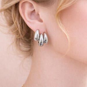 Orecchini a perno da sposa con fiore di magnolia perlacea – & Co