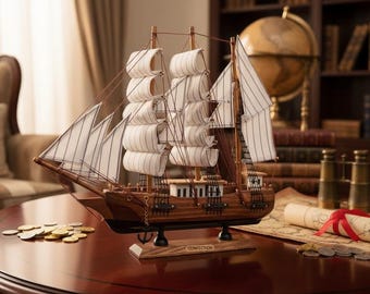 Op de afbeelding: Gedetailleerd houten model van een zeilschip met witte en gestreepte zeilen. Het schip is bruin met ingewikkelde details en staat op een houten voet. Het model wordt tentoongesteld op een gepolijste houten tafel met munten en een opgerolde kaart.