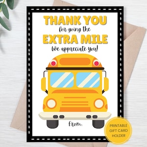 以下が含まれることがあります： 黄色いスクールバスのイラストが描かれたサンキューカード。「THANK YOU for going the EXTRA MILE We appreciate you!」と「PRINTABLE GIFT CARD HOLDER」の文字が入っています。カードは白い背景にあります。