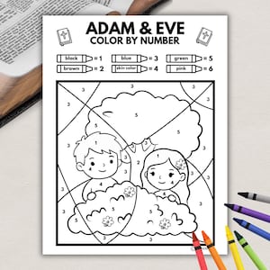 Könnte beinhalten: Ein schwarz-weißes "Adam & Eva Malen nach Zahlen" Arbeitsblatt. Das Blatt zeigt eine Cartoon-Illustration von Adam und Eva, einem Baum und einen Schlüssel für Farbzuteilungen. Buntstifte in verschiedenen Farben sind um das Blatt verstreut.