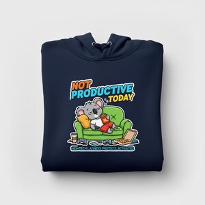 Puede incluir: Un letrero de madera rústica con el texto "Welcome to our home" en letras blancas. El letrero presenta un acabado envejecido y un diseño sencillo y acogedor, perfecto para la decoración de la puerta principal.