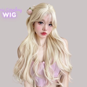 Può includere: Parrucca bionda con capelli lunghi e mossi. La parrucca ha la frangia ed è acconciata con un accessorio floreale. L'immagine include il testo "Epic Cosplay WIG" in viola. La persona indossa un top rosa.