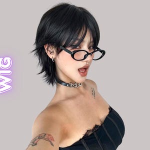 前髪付きショートブラックレイヤードウィッグ（ピクシーカット、合成毛）