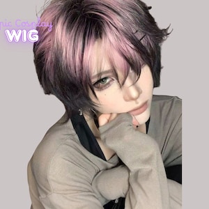 Puede incluir: Una peluca corta y en capas con una mezcla de mechones negros y rosas. La peluca tiene un estilo entrecortado con una raya a un lado. El texto "Epic Cosplay WIG" es visible en la esquina superior izquierda. La peluca está diseñada para cosplay.