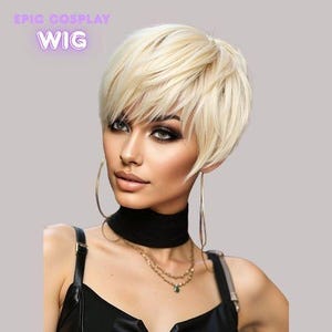 Könnte beinhalten: Kurze, blonde Perücke mit einem gestuften Schnitt und einem Seitenscheitel. Der Text "EPIC COSPLAY WIG" ist im Bild enthalten. Das Model trägt ein schwarzes Oberteil und goldene Creolen.