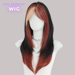 Puede incluir: Una peluca larga y en capas con reflejos negros, rojos y rubios. La peluca está peinada con una raya a un lado y flequillo. El texto "EPIC COSPLAY WIG" es visible. La peluca se muestra en una cabeza de maniquí.