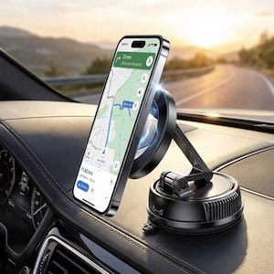 Könnte beinhalten: Schwarze Autotelefonhalterung mit einem Smartphone, das eine Navigations-App anzeigt. Die Halterung ist am Armaturenbrett befestigt und hat einen kreisförmigen Sockel und einen verstellbaren Arm. Der Telefonbildschirm zeigt eine Karte mit einer Route.