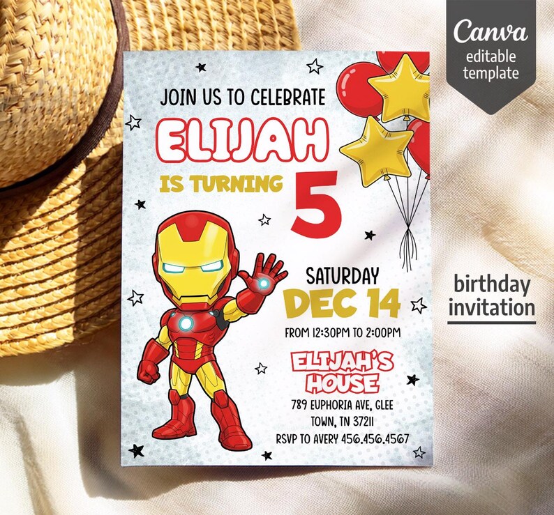 Puede incluir: Una tarjeta de invitaci&oacute;n de cumplea&ntilde;os rectangular con un personaje de Iron Man en dibujos animados, globos rojos y amarillos, y estrellas negras sobre un fondo gris claro. El texto incluye JOIN US TO CELEBRATE ELIJAH IS TURNING 5, DEC 14.