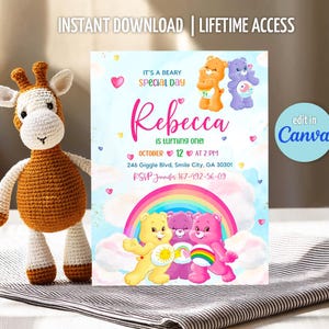 以下が含まれることがあります： かぎ針編みのキリンのおもちゃが誕生日の招待状の隣に立っています。招待状にはケアベア、虹、そして「It's a Beary Special Day」というテキストと「Rebecca」という名前とイベントの詳細が記載されています。招待状には「Instant Download | Lifetime Access」というテキストも含まれています。
