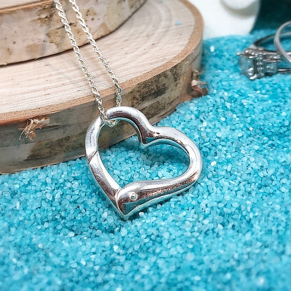 AloraLocks EL ORIGINAL Floating Heart Wedding / Engagement Ring Holder Sosteniendo colgante grande ancho ondulado