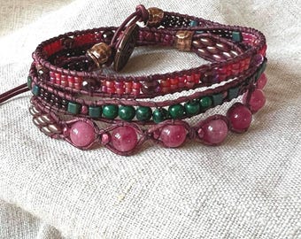 Pulsera envolvente de jade rosa y malaquita, estilo bohemio, con botón de cobre y cuero.