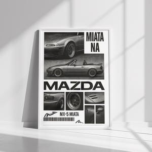 Może przedstawiać: Czarno-biały nadruk Mazdy MX-5 Miata. Nadruk zawiera szczegółowe ilustracje nadwozia samochodu, w tym zbliżenia kół i paneli nadwozia, ze słowami "MIATA NA" i "MAZDA" pogrubioną czcionką.