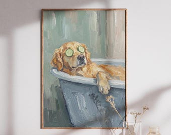 Puede incluir: Una pintura al óleo en un marco de madera que representa a un perro de color dorado relajándose en una bañera gris. El perro tiene dos rodajas de pepino verde sobre los ojos. El fondo presenta pinceladas texturizadas de color verde apagado.