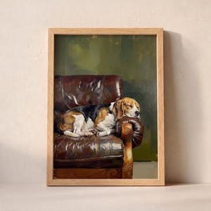 Può includere: Una stampa d'arte incorniciata raffigurante un dipinto a olio di un cane beagle tricolore che riposa su una poltrona in pelle marrone scuro su uno sfondo verde oliva a tinta unita. Il cane è raggomitolato con la testa appoggiata sul bracciolo.