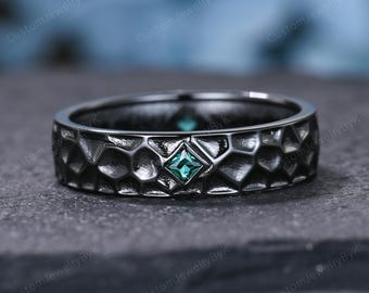 5mm Black Gold Hammered Band Ring with Two Princess Cut Emeralds,Gothic Men's Wedding Ring,Textured Vintage Promise Ring for Him