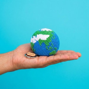 Llavero de ganchillo con forma de globo terráqueo, estilo amigurumi realista, accesorio de hilo de algodón (descarga en PDF)