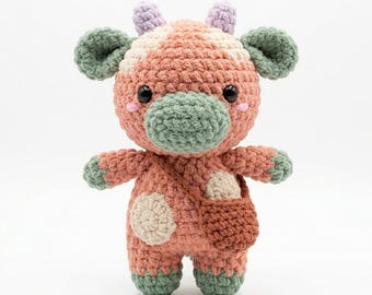 Patrón de amigurumi de vaca a crochet, peluche realista de animal de granja, tutorial en PDF para principiantes, fácil de hacer, ideal como regalo o juguete hecho a mano.