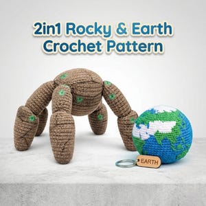 Op de afbeelding: Een haakpatroon voor een 2-in-1 project, met een bruin, spinnenachtig wezen met groene accenten en een blauwe, groene en witte gehaakte wereldbol. Een houten label met "EARTH" hangt aan een sleutelhanger.