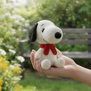 Pode incluir: Uma caneca de cerâmica branca com uma alça preta e o texto "But First, Coffee" em preto, em negrito. A caneca está sobre uma superfície branca. A caneca tem aproximadamente 10 cm de altura.