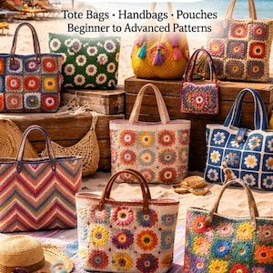 Puede incluir: Una colección de bolsos y bolsas de ganchillo en varios estilos y colores, incluyendo bolsos tote y bolsos de mano. La imagen presenta una variedad de bolsos hechos a mano con patrones florales y geométricos, exhibidos en un entorno de playa. El texto dice "300+ Crochet Bag & Pouch Patterns Bundle".