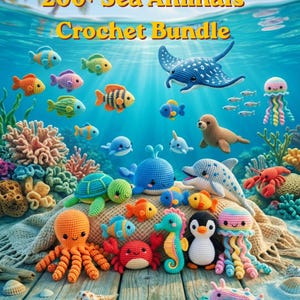 Puede incluir: Imagen vibrante que muestra una colección de animales marinos de ganchillo, incluyendo peces, una manta raya y una medusa. El texto "200+ Sea Animals Crochet Bundle" se muestra en la parte superior. La escena está ambientada bajo el agua con una superficie de madera en primer plano.