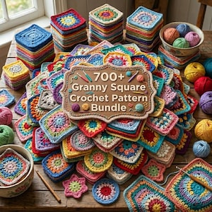 Op de afbeelding: Een kleurrijke verzameling handgemaakte granny square haakprojecten. Stapels vierkante haakstukken in verschillende kleuren omringen een bord met de tekst "700+ Granny Square Crochet Pattern Bundle". Garenballen en haaknaalden zijn ook zichtbaar.