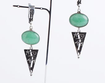 Geoxideerde zilveren oorbellen met groene chalcedoon genezende edelsteen | Nimfsieraden uit de bosgeest | Rotstekeninggravures