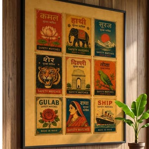 Peut inclure: Une impression d'art encadrée présentant une grille de neuf étiquettes de boîtes d'allumettes de style vintage. Chaque étiquette affiche des illustrations uniques dont un lotus, un éléphant, un soleil, un tigre, la porte de l'Inde, un perroquet, une rose, une personne en sari et un navire, avec du texte en hindi et en anglais.