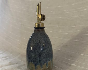 Dispensador de aceite de cerámica hecho a mano en torno de alfarero — Esmalte azul con vertedor