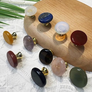 Ovala skåpsknoppar i naturlig kristall, lådhandtag i ametist, byråhandtag i tursten