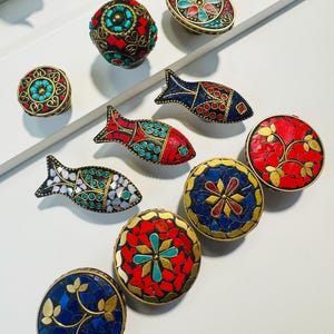 Pomo de cajón de latón nepalí hecho a mano, tirador de gabinete con incrustaciones de mosaico colorido, herraje para muebles étnicos bohemios.