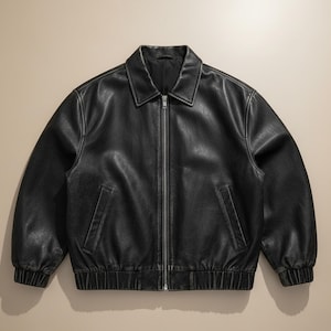 Puede incluir: Chaqueta de cuero negra con cuello, cierre de cremallera frontal y dos bolsillos laterales. La chaqueta tiene puños y dobladillo de canalé. Un estilo clásico.
