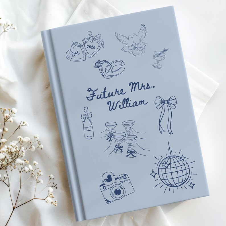 Op de afbeelding: Een lichtblauw trouwgastboek met verschillende illustraties in lijntekening, waaronder harten, duiven, champagneglazen en een discobal. De tekst "Future Mrs. William" is geschreven in elegant schrift.