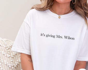 Camiseta personalizada "It's Giving Mrs", camiseta personalizada con apellido para futura novia, camiseta para bebé comprometido, regalo de despedida de soltera, top corto para despedida de soltera
