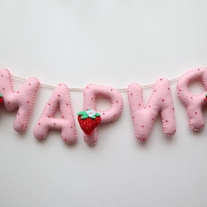 https://www.etsy.com/de/listing/721966003/erdbeer-namensgirlande-rosa-filz-girlande-mit-schleifen-personalisiertes-babyzimmerdekor