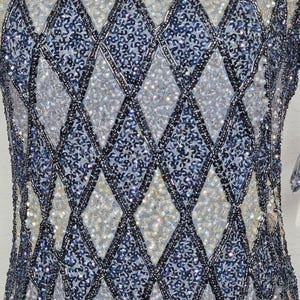 Top vintage Adrianna Navy Papell de seda con lentejuelas y cuentas, cuello alto, talla 8, nuevo con etiquetas. imagen 3