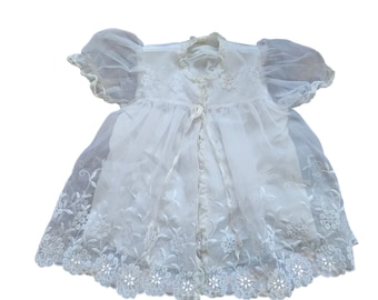 Vestido de bebé vintage blanco de organza transparente con bordado floral y encaje.