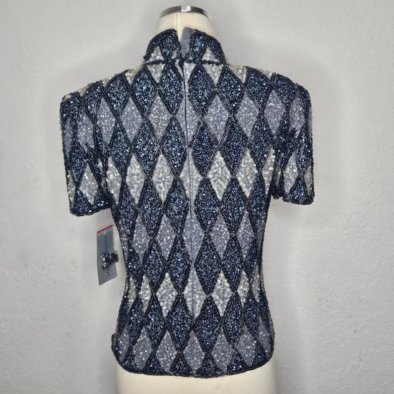 Top vintage Adrianna Navy Papell de seda con lentejuelas y cuentas, cuello alto, talla 8, nuevo con etiquetas. imagen 7