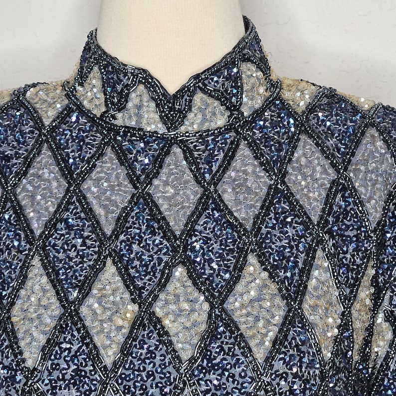 Top vintage Adrianna Navy Papell de seda con lentejuelas y cuentas, cuello alto, talla 8, nuevo con etiquetas. imagen 2