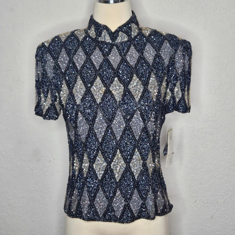Top vintage Adrianna Navy Papell de seda con lentejuelas y cuentas, cuello alto, talla 8, nuevo con etiquetas. imagen 1