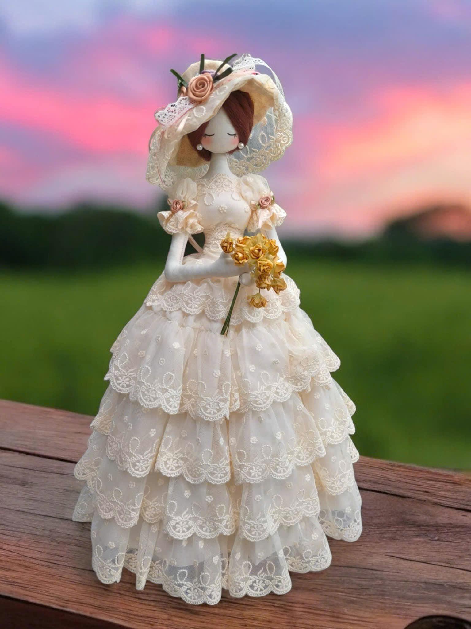 ② Vieille poupée habillée fille large robe chapeau romantique - Poupées