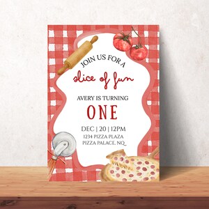 Könnte beinhalten: Eine Einladung zum Geburtstag mit Pizza-Motiv und einem rot-weiß karierten Hintergrund. Der Text lautet "Join us for a slice of fun" und "Avery wird eins". Das Design enthält Illustrationen von Pizza, Tomaten und einem Nudelholz, mit Party-Details.