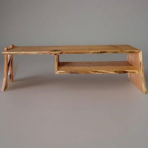 Mueble de TV/mesa de roble macizo con borde natural, hecho a medida, único, de madera natural rústica.